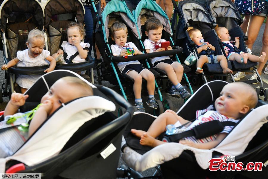 Twins and triplets children are seen, as they set the new record of twins, at the Festival Of Twins in Kiev, Ukraine, Aug. 11, 2018. Representatives of the Ukrainian National Register of Records registered the new record at 200 pairs of twins and triplets, who gathered at the same time in the same place. (Photo/Agencies)