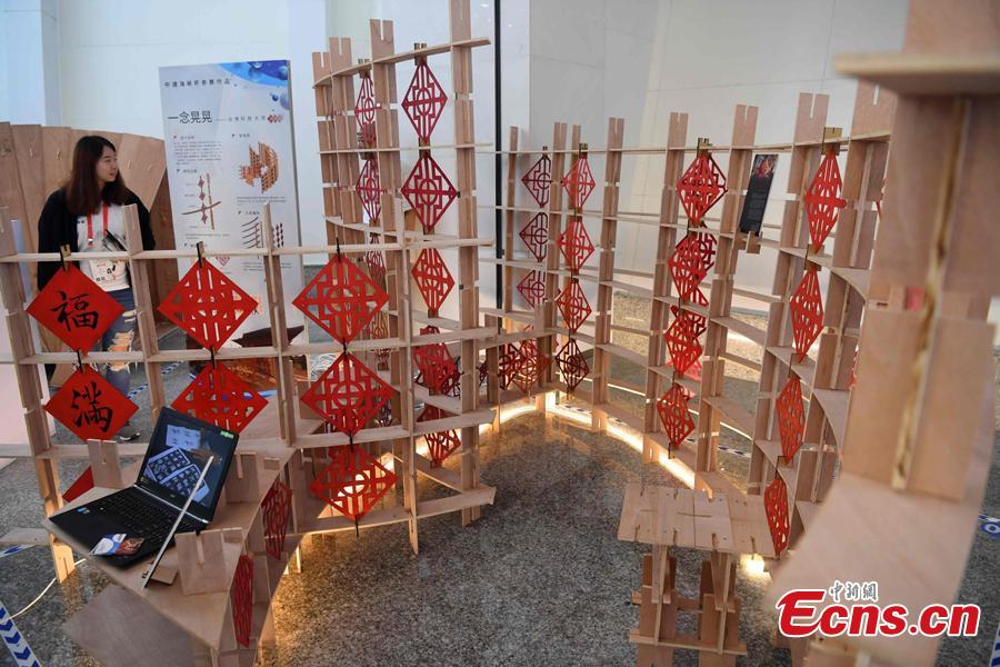 Students make an architectural model during a contest in Fuzhou City, East China\'s Fujian Province, Aug. 12, 2018. As part of the 6th Cross-Straits Youth Festival, 140 students from 15 universities in the Chinese mainland and Taiwan participated in the architectural model design contest. (Photo: China News Service/Zhang Bin)