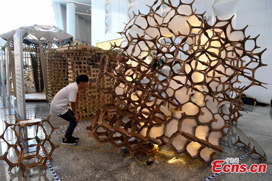 Students make an architectural model during a contest in Fuzhou City, East China\'s Fujian Province, Aug. 12, 2018. As part of the 6th Cross-Straits Youth Festival, 140 students from 15 universities in the Chinese mainland and Taiwan participated in the architectural model design contest. (Photo: China News Service/Zhang Bin)