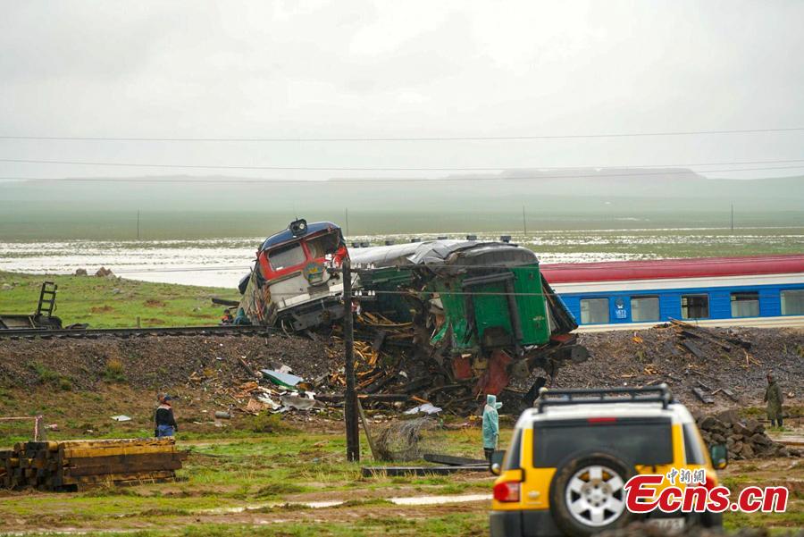 Rescuers work at the site where a train carrying 328 passengers derailed in Dornogovi Province, Mongolia. The train was traveling from the Mongolian capital Ulan Bator to Zamiin-Uud soum in the southeastern province of Dornogovi. There are reports of many injuries. (Photo: China News Service/Luo Ziteng and Ren Yi)