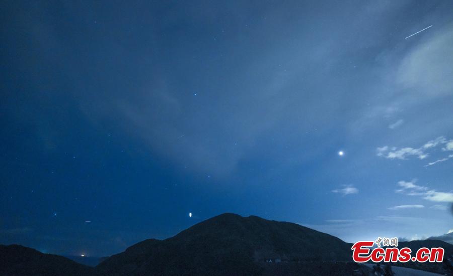 A meteor streaks past stars in the night sky during the Perseid meteor shower in Hong Kong, August 13, 2018. (Photo: China News Service/ Sheung Man Mak)