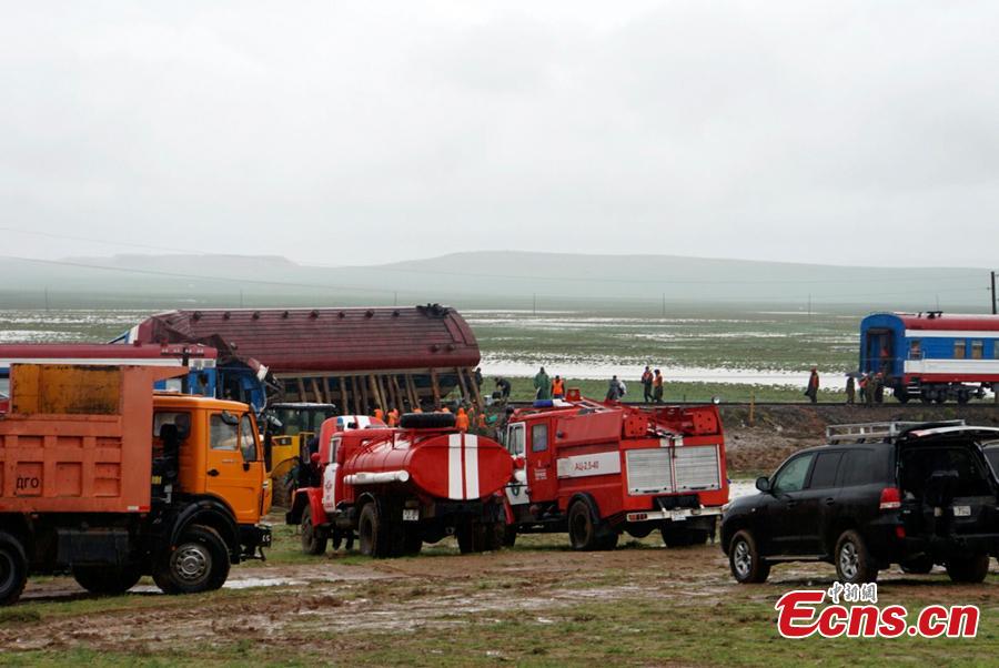 Rescuers work at the site where a train carrying 328 passengers derailed in Dornogovi Province, Mongolia. The train was traveling from the Mongolian capital Ulan Bator to Zamiin-Uud soum in the southeastern province of Dornogovi. There are reports of many injuries. (Photo: China News Service/Luo Ziteng and Ren Yi)