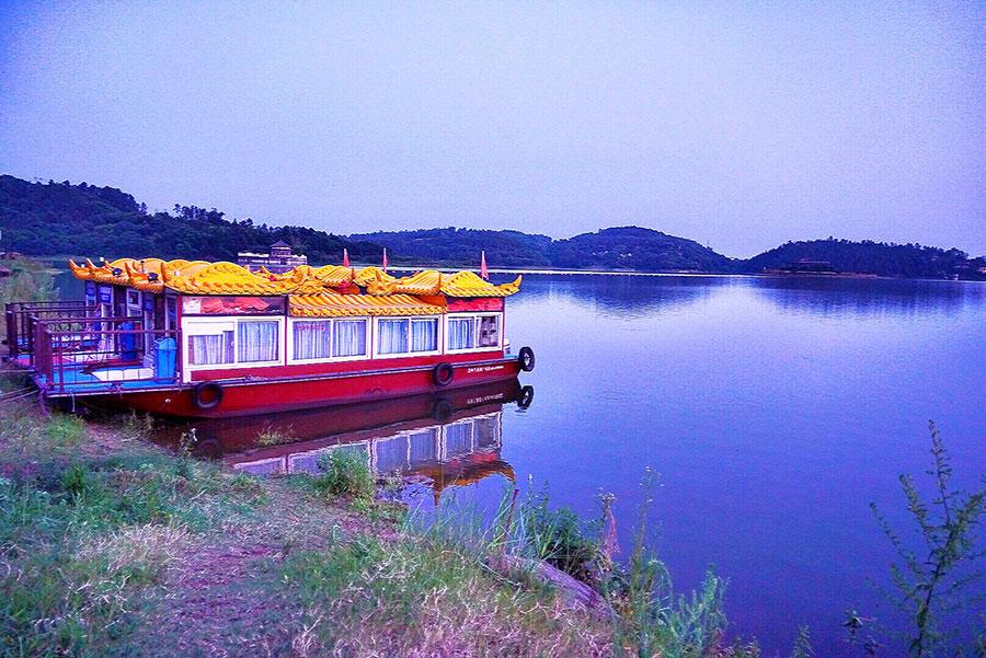 Scenery of Guyu Lake in Longchang city, southeast of Sichuan Province, in early August. (Photo/China Daily)

The creation of the lake began in 1976 and it took two years to fill it up.

The lake helps irrigate roughly 100,000-mu (66.7 square kilometers) land in Longchang, says Huang, adding that later the local government in 2003 allowed fish breeding in the lake.

\