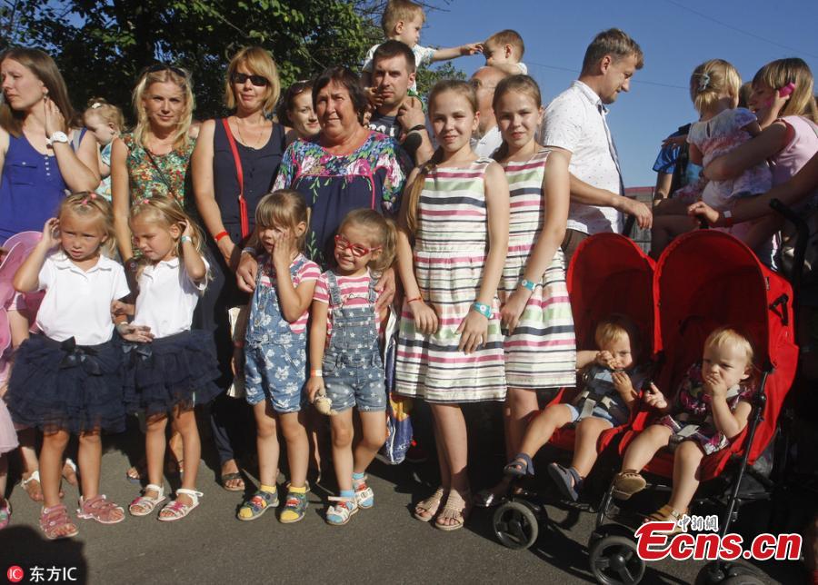 Twins and triplets children are seen, as they set the new record of twins, at the Festival Of Twins in Kiev, Ukraine, Aug. 11, 2018. Representatives of the Ukrainian National Register of Records registered the new record at 200 pairs of twins and triplets, who gathered at the same time in the same place. (Photo/IC)