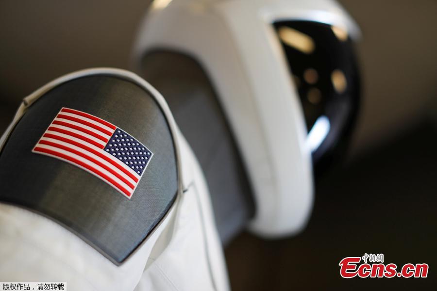 SpaceX shows its new spacesuit that will be worn by NASA astronauts during their first spaceflights in the Crew Dragon spacecraft during a visit to SpaceX headquarters in Hawthorne, California, U.S. August 13, 2018. (Photo/Agencies)
