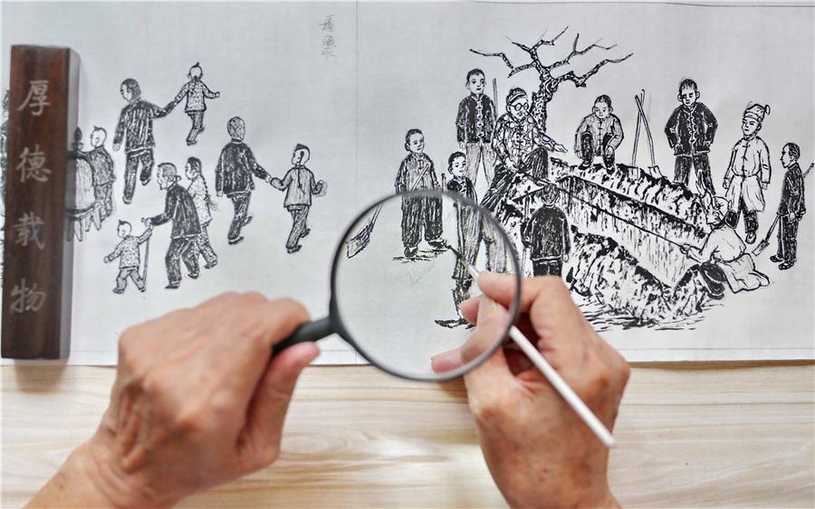 Wang Jingtang showcases his painting at his home in Qinhuangdao, North China\'s Hebei Province, on Aug. 10, 2018. (Photo/Asianewsphoto)