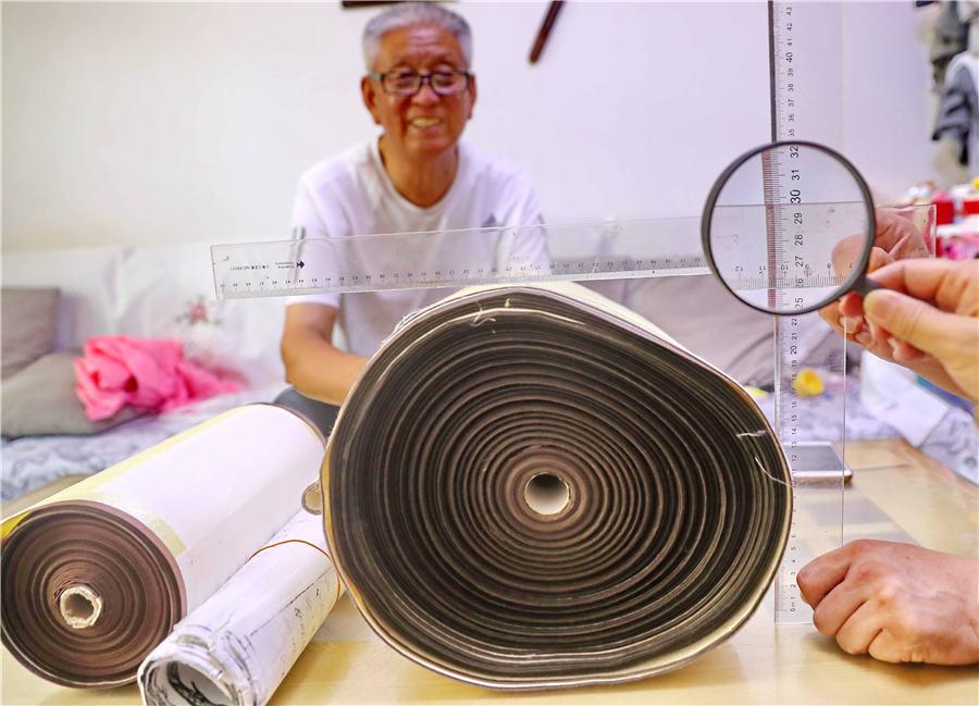 Wang Jingtang showcases his painting at his home in Qinhuangdao, North China\'s Hebei Province, on Aug. 10, 2018. (Photo/Asianewsphoto)