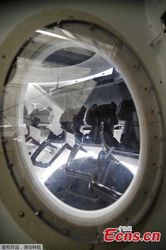 Members of the media gather around a replica of the Crew Dragon spacecraft at SpaceX headquarters in Hawthorne, California, U.S. August 13, 2018. (Photo/Agencies)