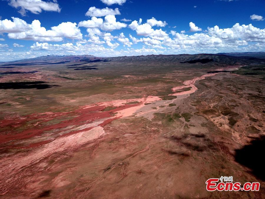 A photo taken by a drone shows a stunning view of Alag Lake in Dulan County, Northwest China’s Qinghai Province. The lake, with an average elevation of 4,099 meters, is a major inland lake in the upper reaches of the Qaidam River and also an important habitat for wildlife. The river channels formed by the melting of snow and ice in the mountains creates spectacular scenes. (Photo: China News Service/Su Qiaojiang)