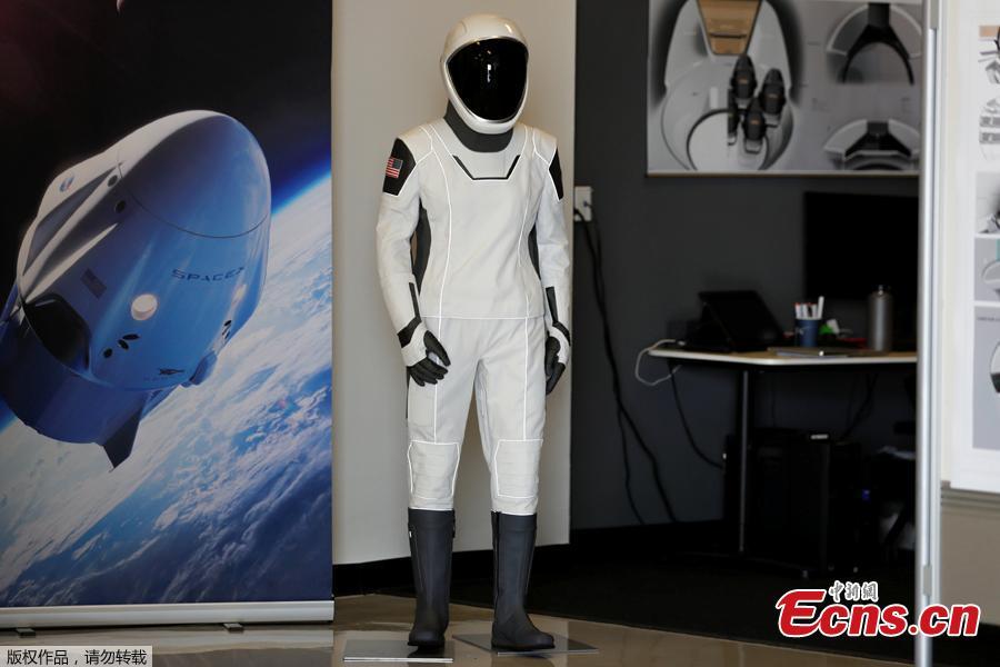 SpaceX shows its new spacesuit that will be worn by NASA astronauts during their first spaceflights in the Crew Dragon spacecraft during a visit to SpaceX headquarters in Hawthorne, California, U.S. August 13, 2018. (Photo/Agencies)