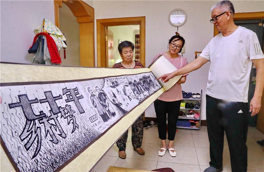 Wang Jingtang showcases his painting at his home in Qinhuangdao, North China\'s Hebei Province, on Aug. 10, 2018. (Photo/Asianewsphoto)
