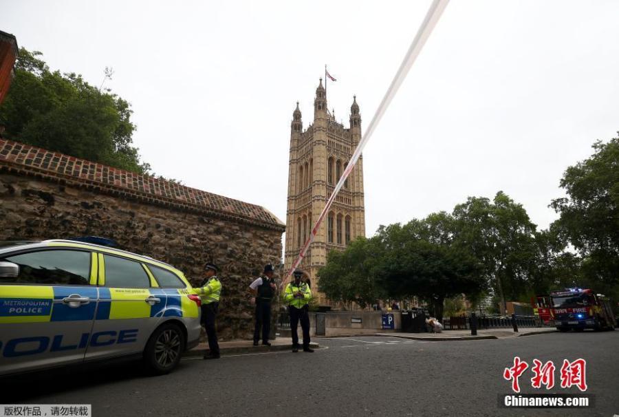 Police officers stand at a cordon after a car crashed outside the Houses of Parliament in Westminster, London, Britain, Aug. 14, 2018. A man deliberately drove a car into London pedestrians and cyclists on Tuesday before ramming it into barriers outside Britain’s parliament in what police said appeared to be the second terrorist attack at the building in just under 18 months. (Photo/Agencies)