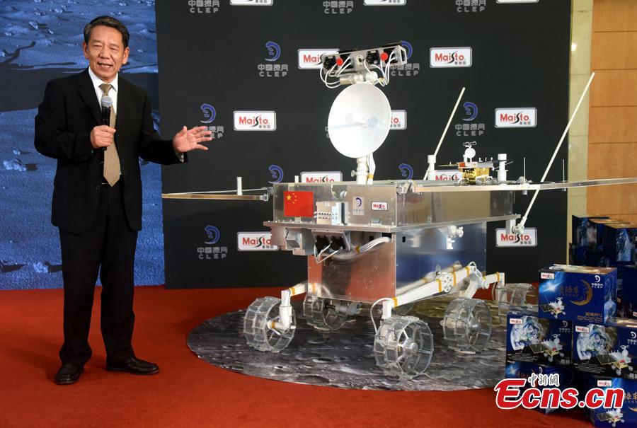Wu Weiren, chief engineer of China\'s lunar exploration program, talks about the Chang\'e-4 rover at an event in Beijing, Aug. 15, 2018. China kicked off a global contest to find a name for the Chang\'e-4 rover. (Photo: China News Service/Sun Zifa)