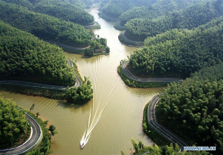 Aerial photo taken on Aug. 13, 2018 shows visitors taking a speedboat on the Zhuhai (bamboo sea) lake of Zhuhai state forest park in Chishui City, southwest China\'s Guizhou Province. (Xinhua/Wang Changyu)