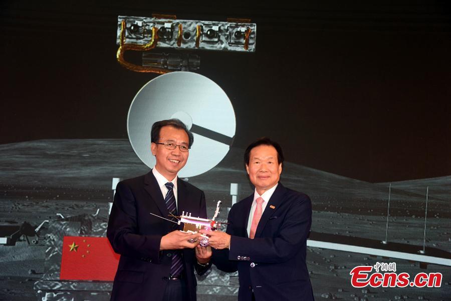 Liu Jizhong (L), chief of the lunar exploration center at the State Administration of Science, Technology and Industry for National Defense, receives a model of the Chang’e-4 rover at an event in Beijing, Aug. 15, 2018. China kicked off a global contest to find a name for the Chang\'e-4 rover. (Photo: China News Service/Sun Zifa)