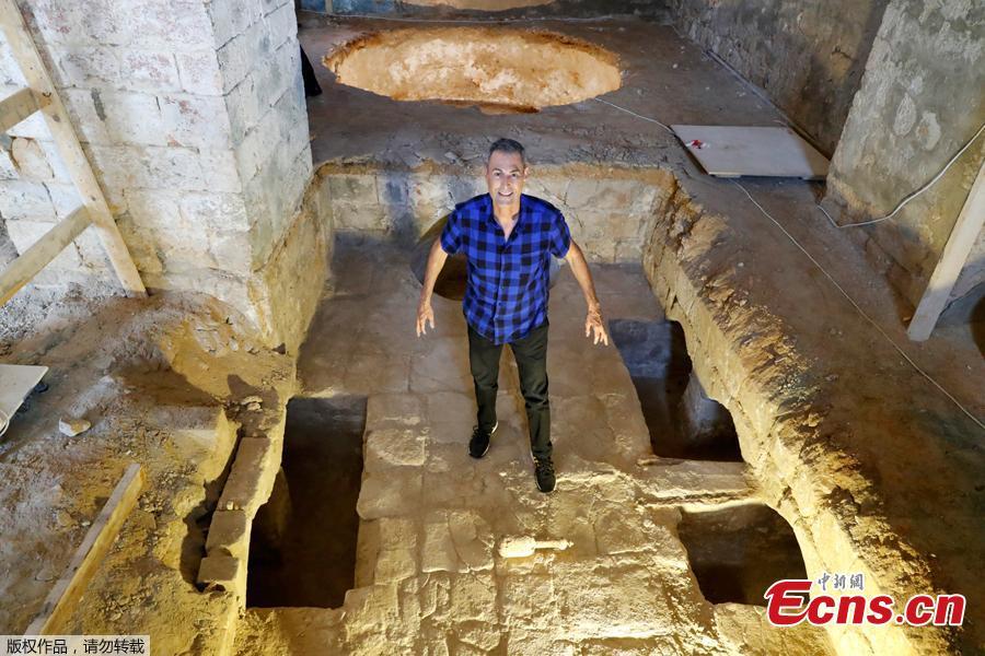 Illusionist Uri Geller poses at a soap factory dating to the 19th century found during work on his new museum in Jaffa on August 14, 2018. Archaeologists have unearthed an Ottoman-era soap factory and a number of large underground vaults in the ancient port city of Jaffa, the Israel Antiquities Authority announced Tuesday.(Photo/Agencies)