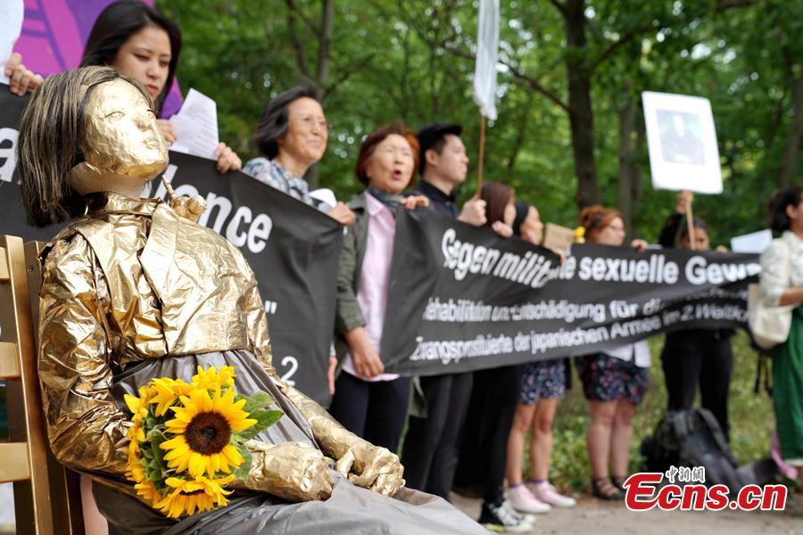 South Koreans and Japanese hold a rally to mark the International Memorial Day of Comfort Women in front of the Japanese embassy in Berlin, Germany, Aug. 14, 2018. Protestors demanded the Japanese government apologize to victims and provide compensation for Japan’s system of wartime brothels. (Photo: China News Service/Peng Dawei)