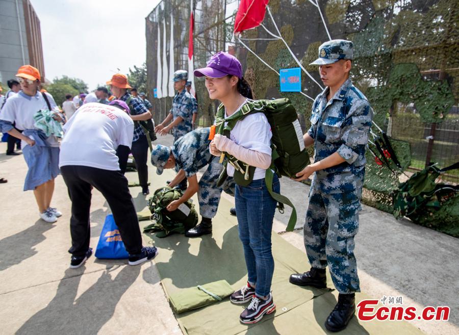 Visitors look at equipment on display during a military open day in Wuhan City, Central China’s Hubei Province, Aug. 15, 2018. The event, supervised by the National Defense Education Office, attracted representatives of various military units as well as some 3,000 visitors. (Photo: China News Service/Zhang Chang)