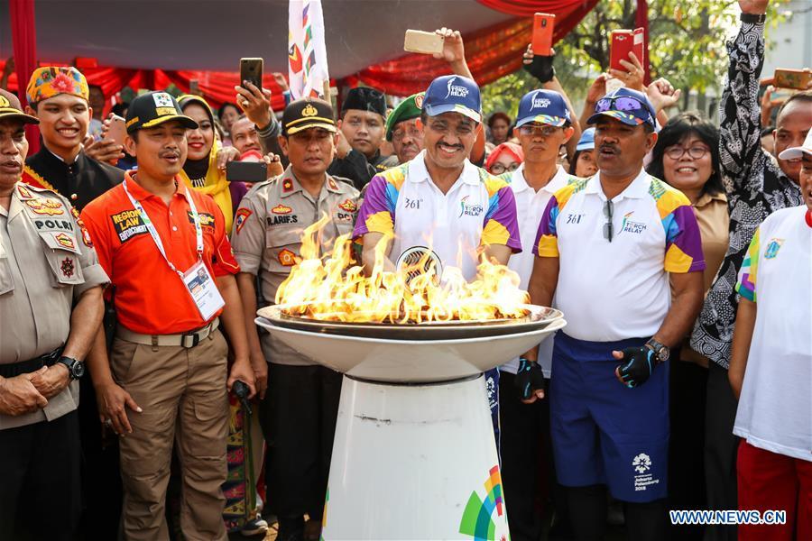 Mayor of East Jakarta M. Anwar (C) participates in the Torch Relay in Jakarta, Indonesia, Aug. 15, 2018. The 2018 Asian Games will kick off here on Aug. 18. (Xinhua/Zhu Wei)