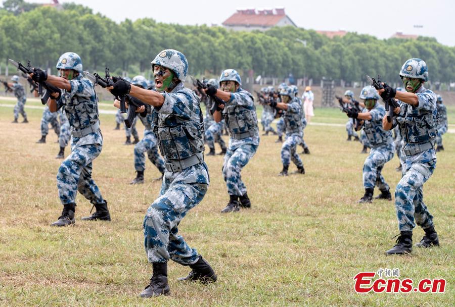 Soldiers perform during a military open day in Wuhan City, Central China’s Hubei Province, Aug. 15, 2018. The event, supervised by the National Defense Education Office, attracted representatives of various military units as well as some 3,000 visitors. Since 2012, Wuhan has organized events allowing hundreds of thousands of people to visit barracks as part of national defense education. (Photo: China News Service/Zhang Chang)