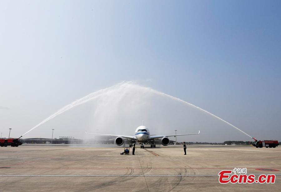 Air China’s first A350-900 aircraft, to fly on the Beijing-Chengdu route, arrives in Shuangliu International Airport in Chengdu City, Sichuan Province, Aug. 15, 2018. Air China has configured the widebody aircraft with three classes, offering a total of 312 seats. The business class cabin has 32 seats laid out in a 1-2-1 reverse herringbone pattern. The premium economy cabin has 24 seats and the economy cabin offers 256 seats. (Photo: China News Service/An Yuan)
