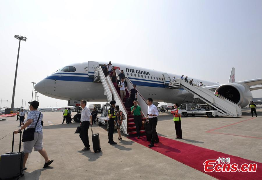 Air China\'s first A350-900 aircraft, to fly on the Beijing-Chengdu route, arrives in Shuangliu International Airport in Chengdu City, Sichuan Province, Aug. 15, 2018. Air China has configured the widebody aircraft with three classes, offering a total of 312 seats. The business class cabin has 32 seats laid out in a 1-2-1 reverse herringbone pattern. The premium economy cabin has 24 seats and the economy cabin offers 256 seats. (Photo: China News Service/An Yuan)