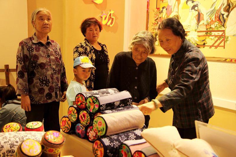 The embroidered pillows have become one of the popular tourist items in Longnan of Gansu Province. (Photo provided to chinadaily.com.cn)