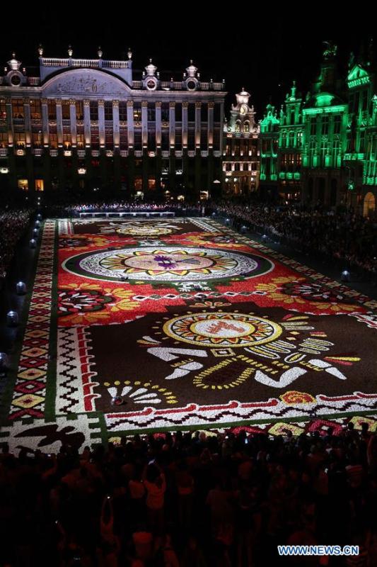Photo taken on Aug. 16, 2018 shows the night view of a carpet of more than 500,000 flowers at the Grand Place in Brussels, Belgium. A carpet of over 500,000 flowers was unrolled Thursday at central Brussels\' Grand Place. The carpet, measuring 75 meters by 24 meters, is mainly composed of begonias and dahlias. It took some 100 volunteers about eight hours to assemble the giant floral puzzle. (Xinhua/Wang Xiaojun)