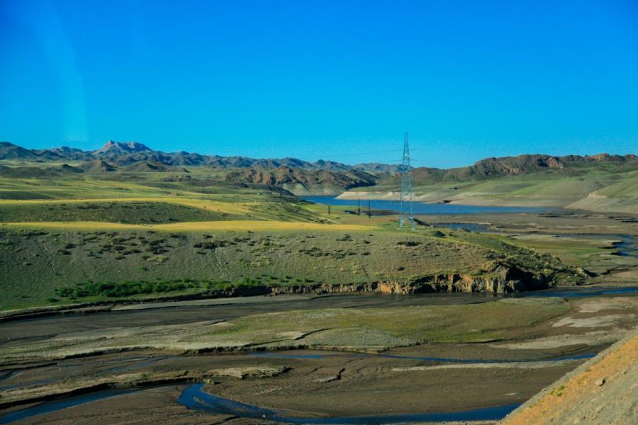Scenery along the Tacheng section of S318 provincial road in the Xinjiang Uygur autonomous region. (Photo/chinadaily.com.cn)