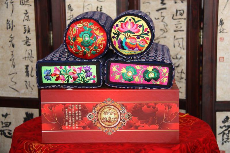 The embroidered pillows have become one of the popular tourist items in Longnan of Gansu Province. (Photo provided to chinadaily.com.cn)