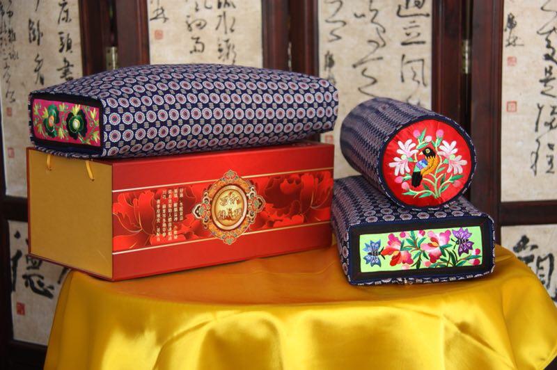 The embroidered pillows have become one of the popular tourist items in Longnan of Gansu Province. (Photo provided to chinadaily.com.cn)
Have you ever seen the legendary \