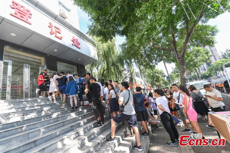 New couples queue up to register for their marriage at the civil affairs department in Taiyuan City, Shanxi Province, Aug. 17, 2018 on the Qixi Festival, known as China’s Valentine\'s Day. Falling on the seventh day of the seventh lunar month on the Chinese calendar, the festival celebrates the annual meeting of a cowherd and weaver girl in Chinese mythology. Some reportedly got up at 5 am to register on a day considered auspicious. (Photo: China News Service/Wu Junjie)