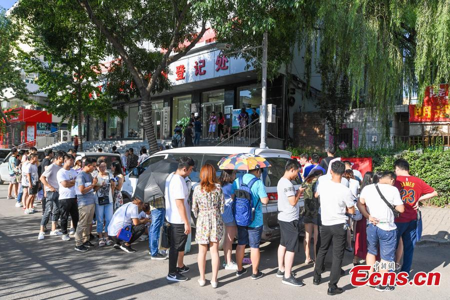 New couples queue up to register for their marriage at the civil affairs department in Taiyuan City, Shanxi Province, Aug. 17, 2018 on the Qixi Festival, known as China’s Valentine\'s Day. Falling on the seventh day of the seventh lunar month on the Chinese calendar, the festival celebrates the annual meeting of a cowherd and weaver girl in Chinese mythology. Some reportedly got up at 5 am to register on a day considered auspicious. (Photo: China News Service/Wu Junjie)