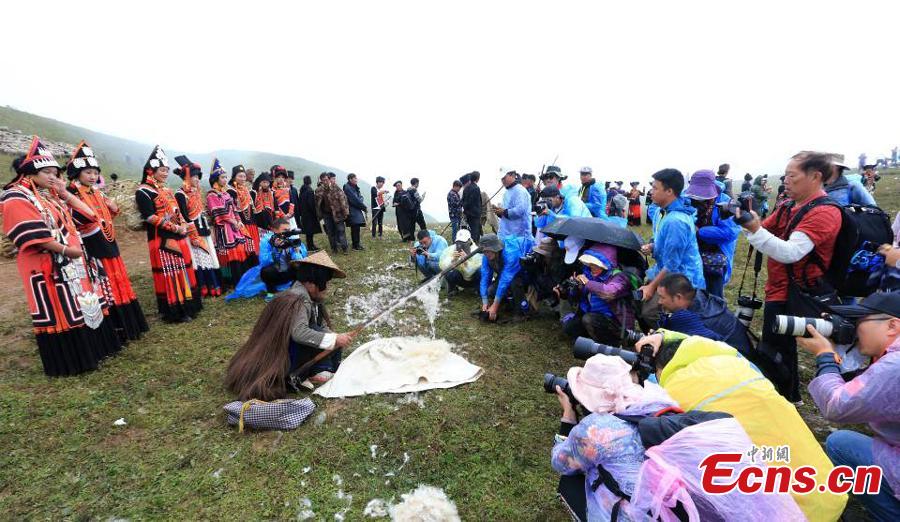 The opening ceremony of a sheep-shearing festival by the Yi people has been held in Meigu County, Southwest China\'s Sichuan Province. The Yi usually chose an auspicious day between late July and early August to hold the grand festival, which also includes sheep fighting, wrestling and horse racing. (Photo/China News Service)