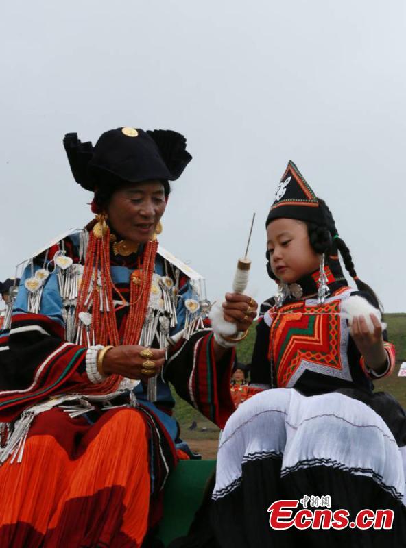 The opening ceremony of a sheep-shearing festival by the Yi people has been held in Meigu County, Southwest China\'s Sichuan Province. The Yi usually chose an auspicious day between late July and early August to hold the grand festival, which also includes sheep fighting, wrestling and horse racing. (Photo/China News Service)