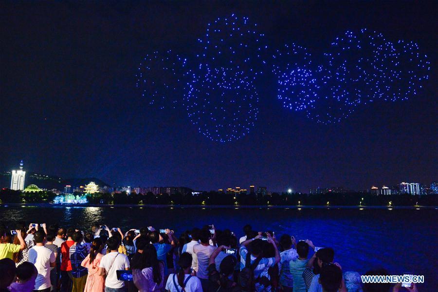 People view drones performance at the Orange Isle scenic area in Changsha, central China\'s Hunan Province, Aug. 16, 2018. Groups of drones performed a light show here to greet the Qixi festival, or Chinese Valentine\'s Day, which falls on Aug. 17 this year. (Xinhua/Zhang Xiaoyu)