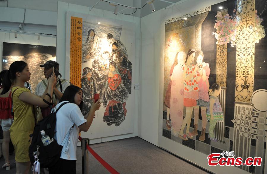 An exhibition of traditional Chinese paintings on Maritime Silk Road is held in Fuzhou, East China\'s Fujian Province on Aug. 17, 2018. The exhibit, covering about 5,000 square meters, includes more than 300 art works. (Photo: China News Service/Zhang Bin)