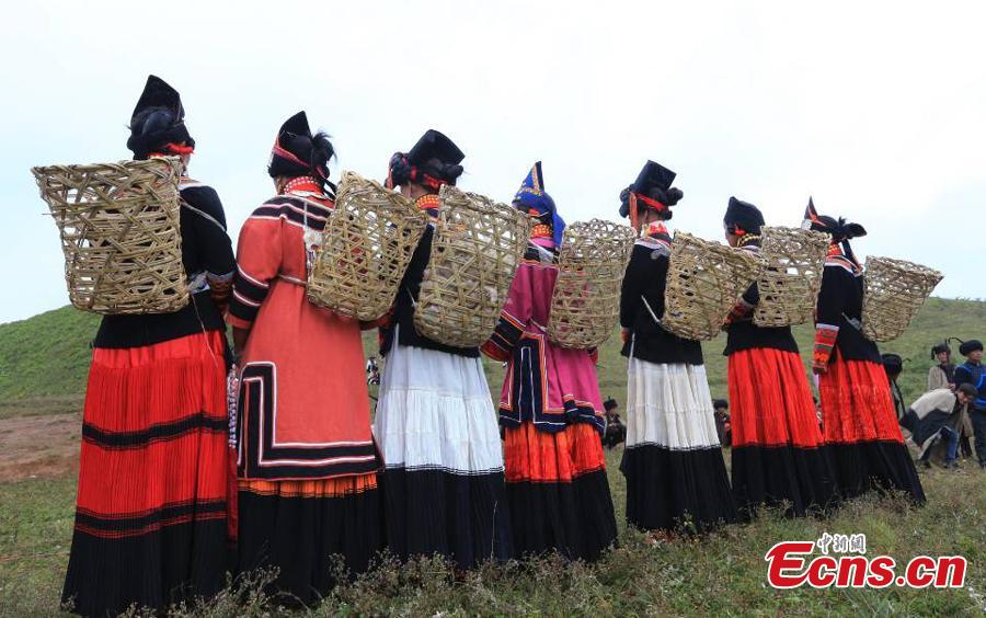 The opening ceremony of a sheep-shearing festival by the Yi people has been held in Meigu County, Southwest China\'s Sichuan Province. The Yi usually chose an auspicious day between late July and early August to hold the grand festival, which also includes sheep fighting, wrestling and horse racing. (Photo/China News Service)
