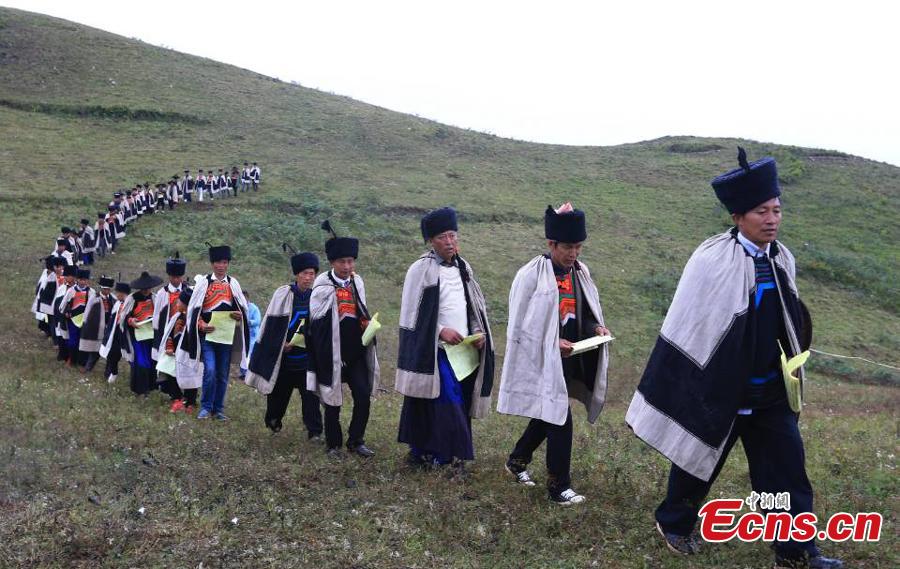 The opening ceremony of a sheep-shearing festival by the Yi people has been held in Meigu County, Southwest China\'s Sichuan Province. The Yi usually chose an auspicious day between late July and early August to hold the grand festival, which also includes sheep fighting, wrestling and horse racing. (Photo/China News Service)