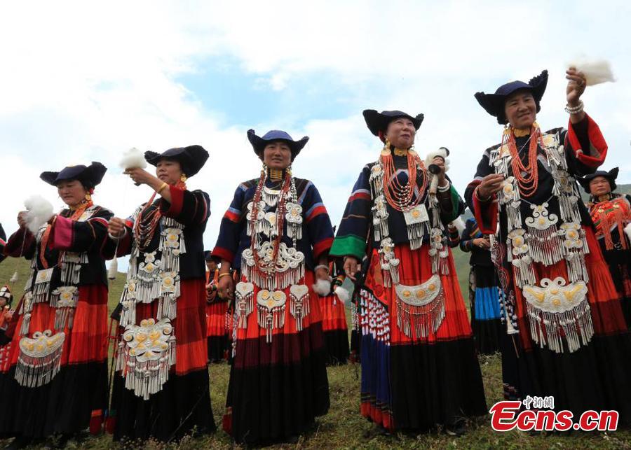 The opening ceremony of a sheep-shearing festival by the Yi people has been held in Meigu County, Southwest China\'s Sichuan Province. The Yi usually chose an auspicious day between late July and early August to hold the grand festival, which also includes sheep fighting, wrestling and horse racing. (Photo/China News Service)