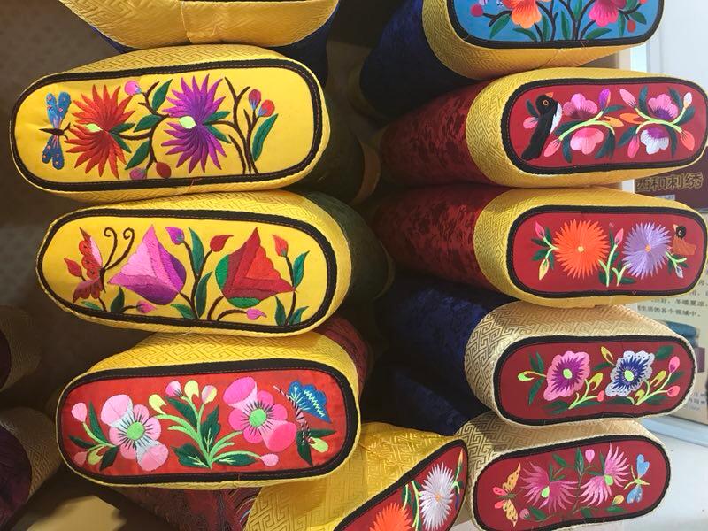 The embroidered pillows have become one of the popular tourist items in Longnan of Gansu Province. (Photo provided to chinadaily.com.cn)