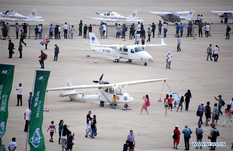 Visitors view displayed aircrafts during the 7th Faku Flight Conference in Shenyang, capital of northeast China\'s Liaoning Province, Aug. 18, 2018. The flight conference kicked off here on Saturday. (Xinhua/Yao Jianfeng)