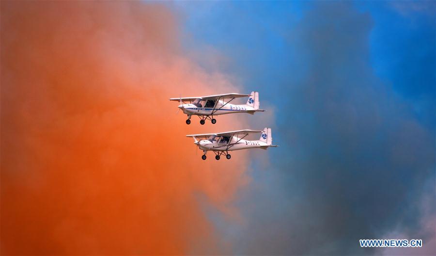 Photo taken on Aug. 18, 2018 shows aerobatic flight performance during the opening ceremony of the 7th Faku Flight Conference in Shenyang, capital of northeast China\'s Liaoning Province. The flight conference kicked off here on Saturday. (Xinhua/Yao Jianfeng)