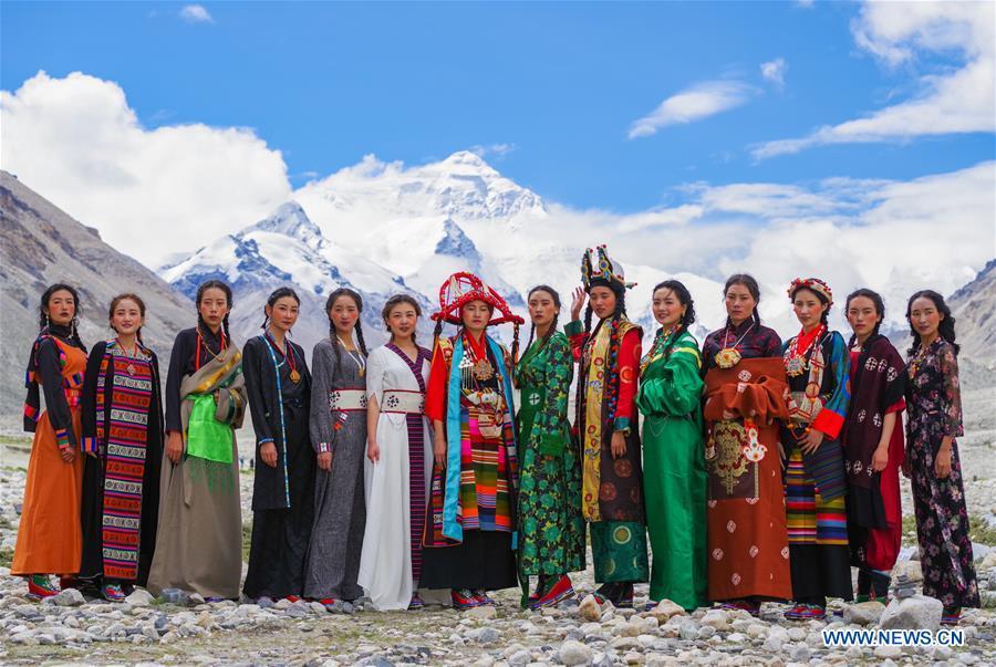Models present creations during a folk costume show at the 5,200-meter-high base camp of the world\'s highest peak Qomolangma, in southwest China\'s Tibet Autonomous Region, Aug. 18, 2018. (Xinhua/Ni Yang)