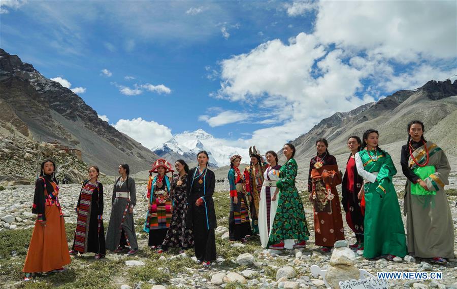 Models present creations during a folk costume show at the 5,200-meter-high base camp of the world\'s highest peak Qomolangma, in southwest China\'s Tibet Autonomous Region, Aug. 18, 2018. (Xinhua/Chen Jianli)