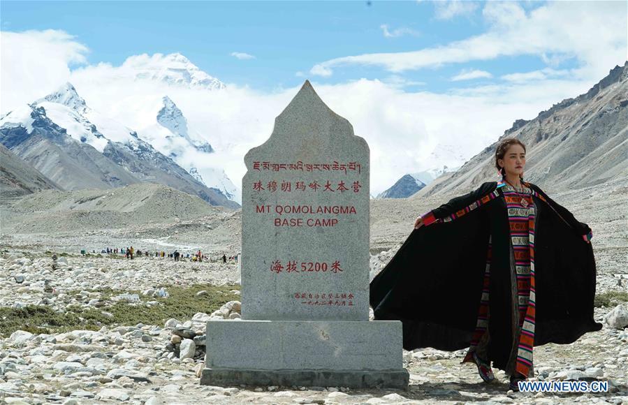 A model presents a creation during a folk costume show at the 5,200-meter-high base camp of the world\'s highest peak Qomolangma, in southwest China\'s Tibet Autonomous Region, Aug. 18, 2018. (Xinhua/Chen Jianli)