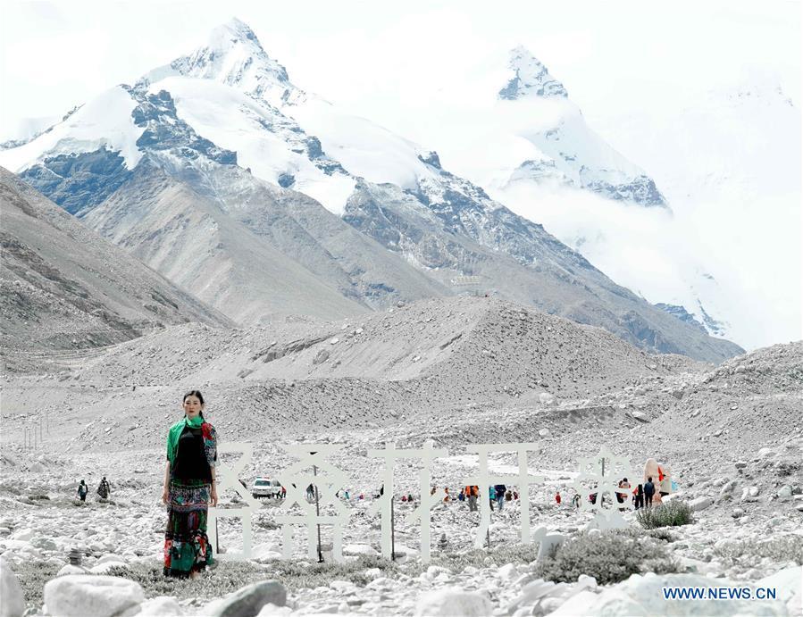 A model presents a creation during a folk costume show at the 5,200-meter-high base camp of the world\'s highest peak Qomolangma, in southwest China\'s Tibet Autonomous Region, Aug. 18, 2018. (Xinhua/Chen Jianli)