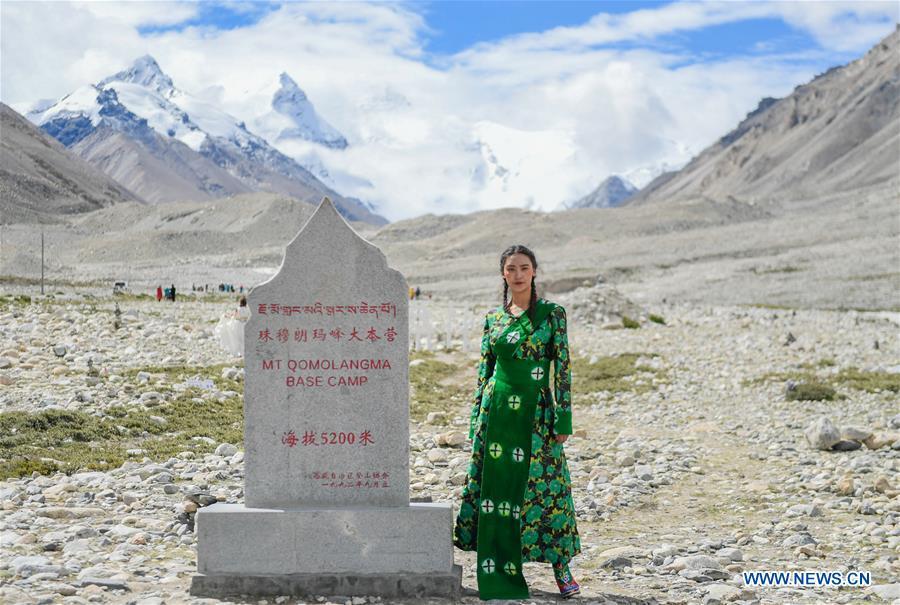 A model presents a creation during a folk costume show at the 5,200-meter-high base camp of the world\'s highest peak Qomolangma, in southwest China\'s Tibet Autonomous Region, Aug. 18, 2018. (Xinhua/Ni Yang)