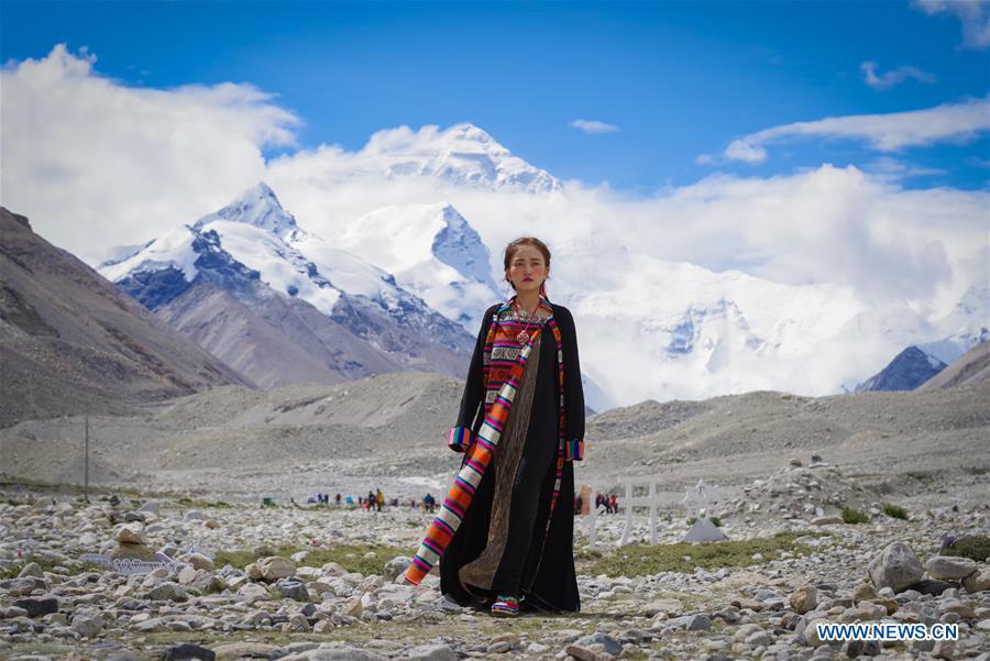 A model presents a creation during a folk costume show at the 5,200-meter-high base camp of the world\'s highest peak Qomolangma, in southwest China\'s Tibet Autonomous Region, Aug. 18, 2018. (Xinhua/Liu Dongjun)