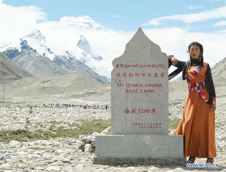A model presents a creation during a folk costume show at the 5,200-meter-high base camp of the world\'s highest peak Qomolangma, in southwest China\'s Tibet Autonomous Region, Aug. 18, 2018. (Xinhua/Chen Jianli)